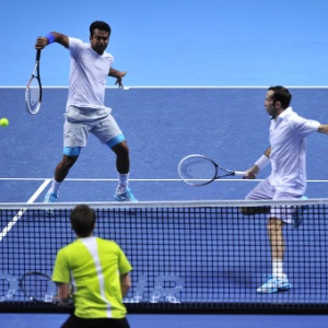 05.11.2013 - Leander Paes (esq.) se esforça para fazer devolução contra a dupla formada pelo brasileiro Bruno Soares e o austríaco Alexander Peya - AFP PHOTO / GLYN KIRK