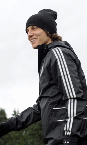 05.nov.2013 - David Luiz chega ao centro de treinamento do Chelsea