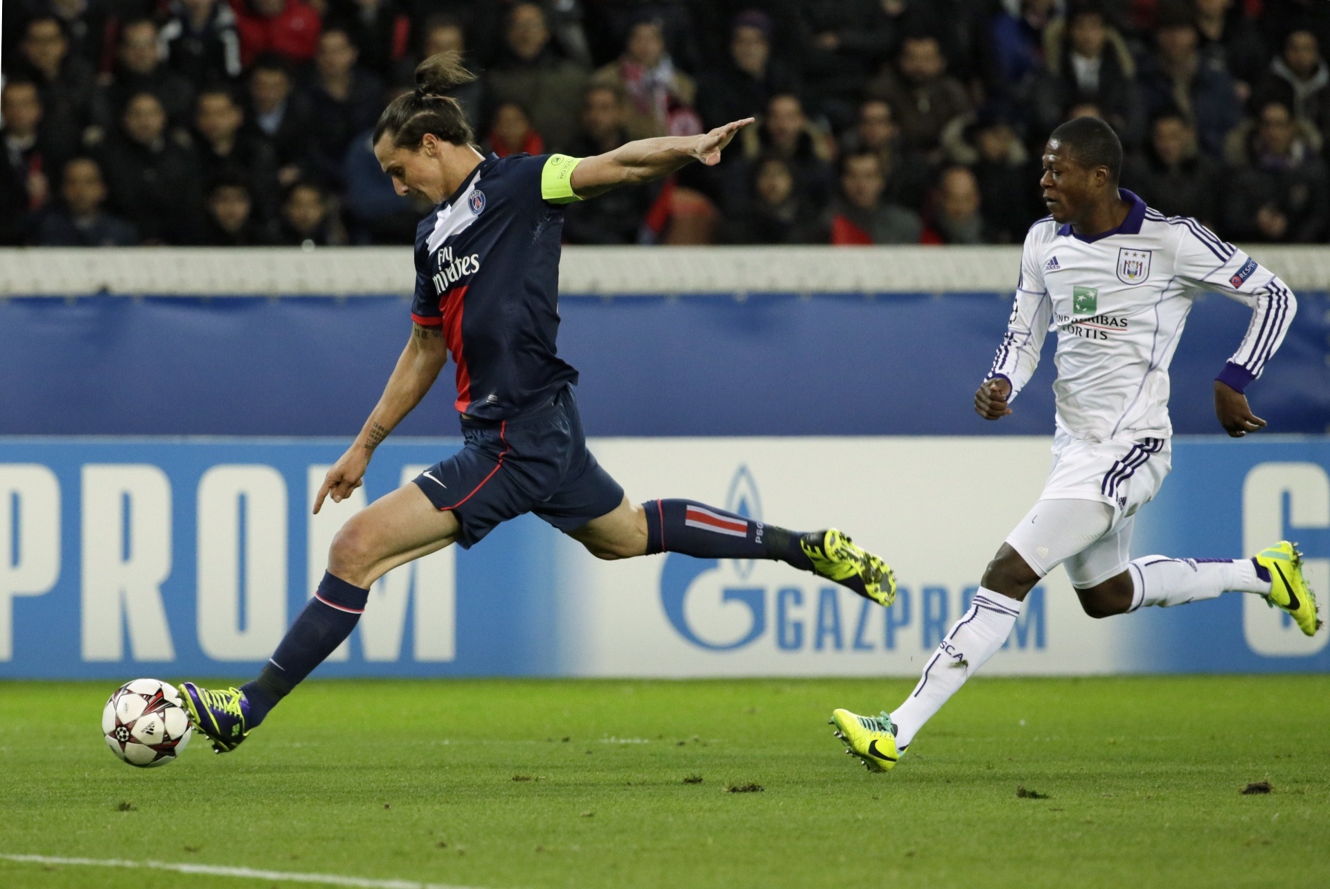 05.nov.2013 - Ibrahimovic tenta chute em partida entre Paris Saint-Germain e Anderlecht, na França - AFP PHOTO / KENZO TRIBOUILLARD