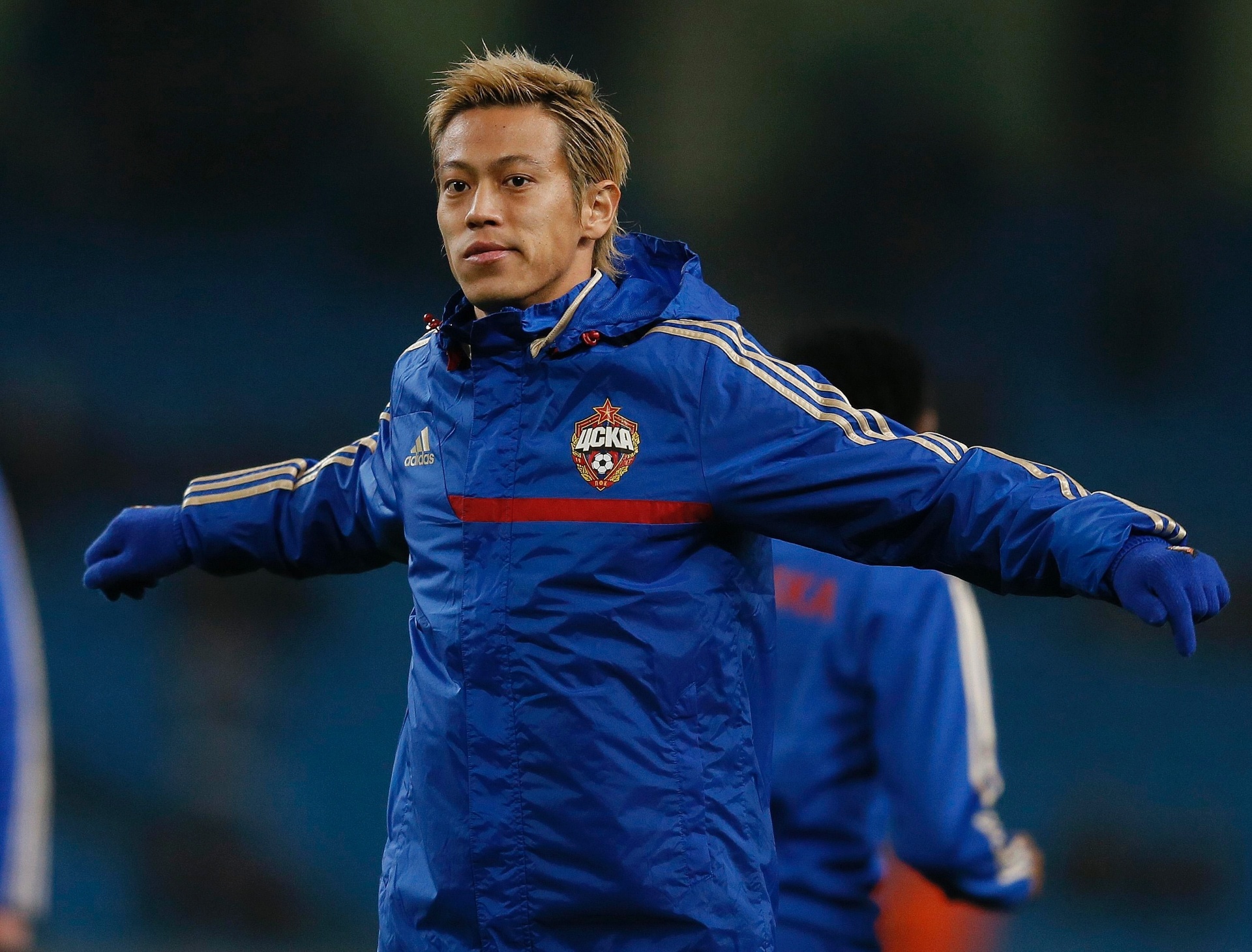 05.nov.2013 - Keisuke Honda, do CSKA, faz aquecimento antes do duelo contra o Manchester City - REUTERS/Phil Noble