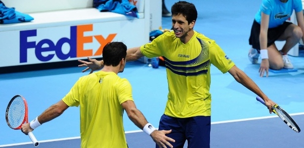 Dodig (e) e Marcelo Melo comemoram após vitória sobre os irmãos Bryan nas Finais da ATP - AFP PHOTO / BEN STANSALL