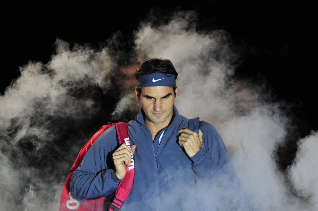 05.nov.2013 - Roger Federer entra na quadra para a partida contra Novak Djokovic pelas Finais da ATP - AFP PHOTO / GLYN KIRK