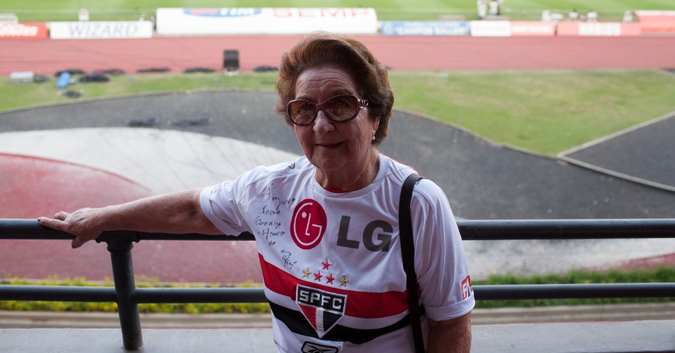 Dona Neusa, sogra do Muricy Ramalho, técnico do São Paulo, no estádio do Morumbi