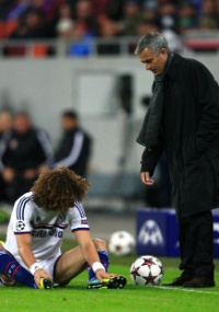 Irritado com desempenho: Mourinho barra zagueiro David Luiz no Chelsea