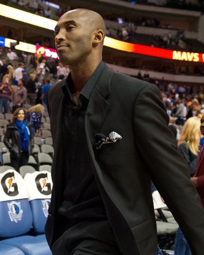 05.nov.2013 - De terno, Kobe Bryant acompanhou de fora a derrota dos Lakers para os Mavericks