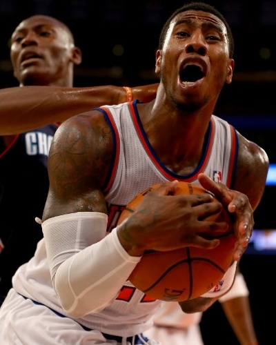 05.nov.2013 - Iman Shumpert reclama de decisão da arbitragem durante a derrota em casa dos Knicks para os Bobcats
