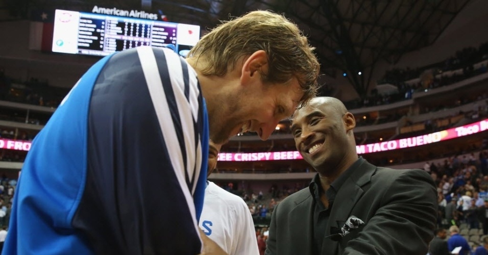 05.nov.2013 - O contundido Kobe Bryant cumprimenta Dirk Nowitzki antes do duelo entre Mavericks e Lakers, vencido pela equipe de Dallas