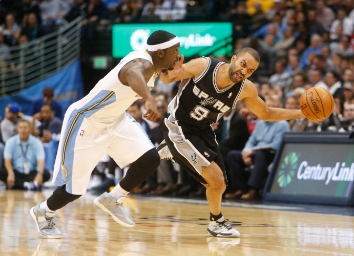 05.nov.2013 - Tony Parker liderou o San Antonio Spurs em vitória fora de casa sobre o Denver Nuggets