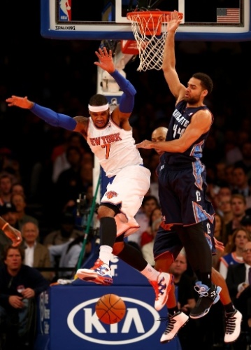 05.nov.2013 - Carmelo Anthony (esq.), do New York Knicks, disputa a bola com Jeffery Taylor, do Charlotte Bobcats