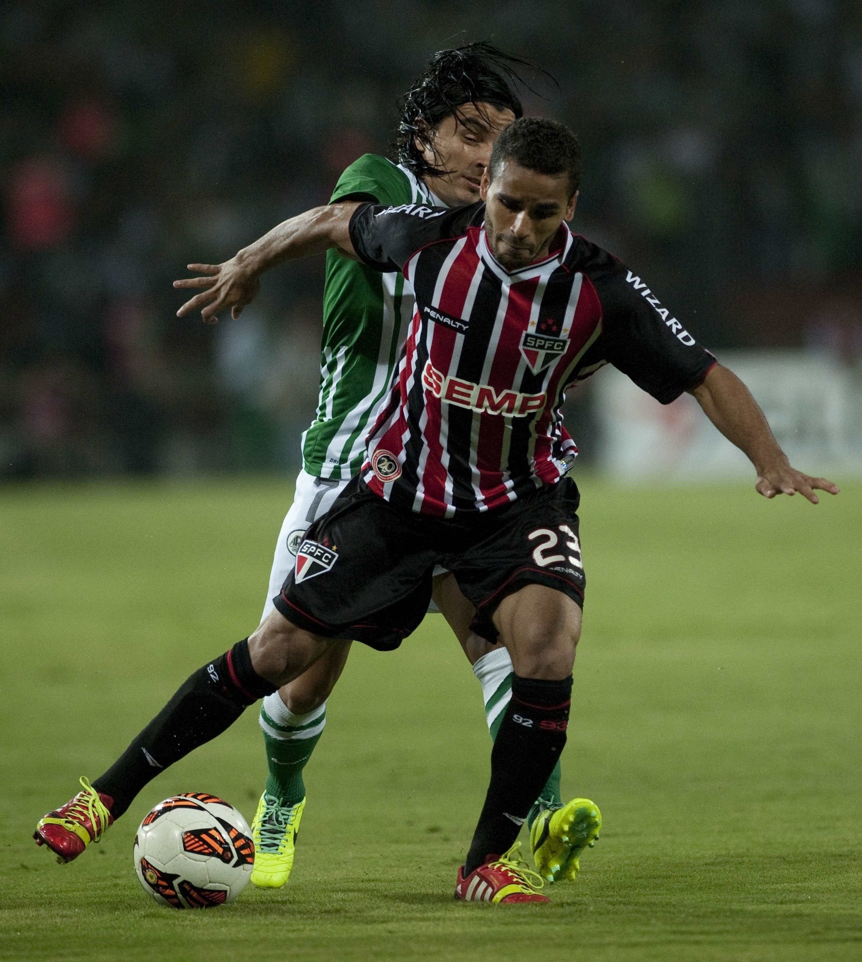 06.nov.2013 - Douglas, do São Paulo, protege a bola durante jogo contra o Atlético Nacional pela Sul-Americana - AFP PHOTO/Raul ARBOLEDA