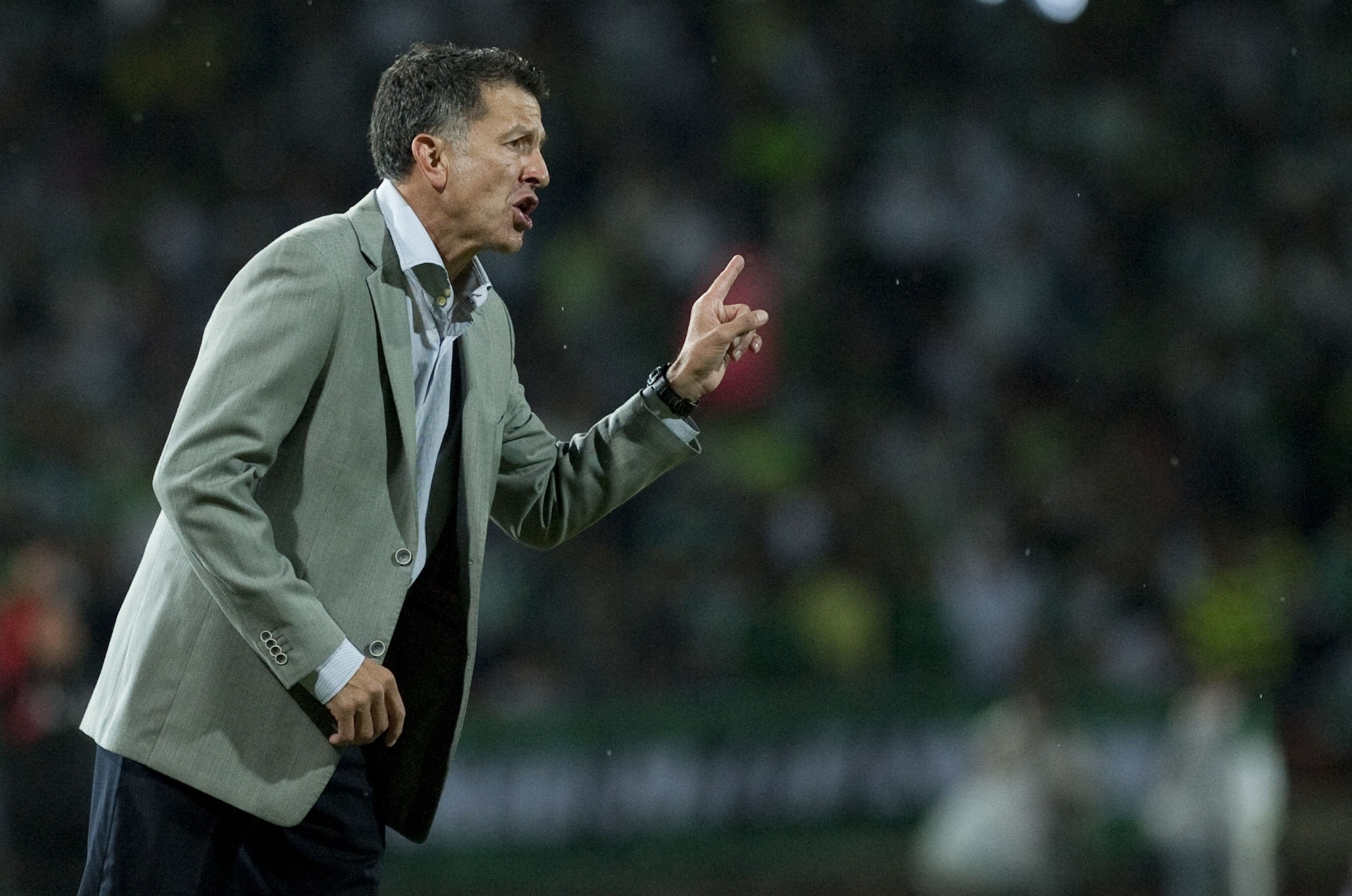 06.nov.2013 - Juan Carlos Osorio, técnico do Atlético Nacional, orienta a equipe durante jogo contra o São Paulo - AFP PHOTO/Raul ARBOLEDA