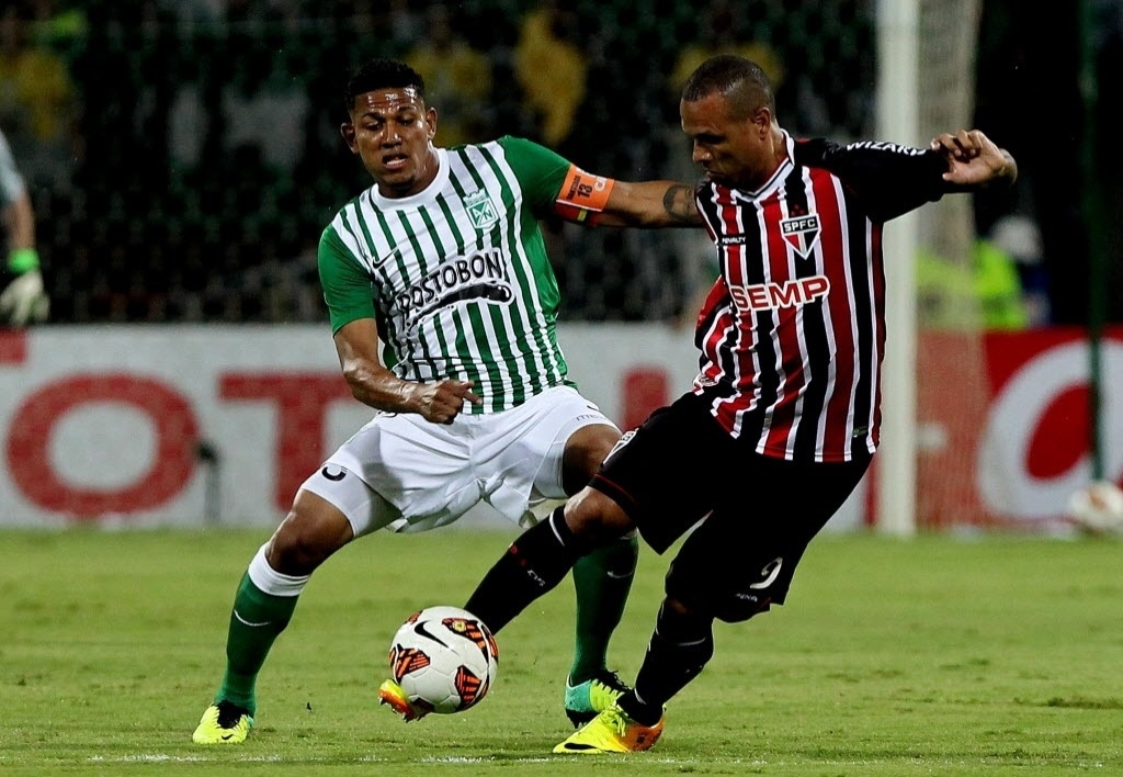 06.nov.2013 - Luis Fabiano, atacante do São Paulo, domina a bola durante jogo contra o Atlético Nacional - EFE/LEONARDO MUÑOZ