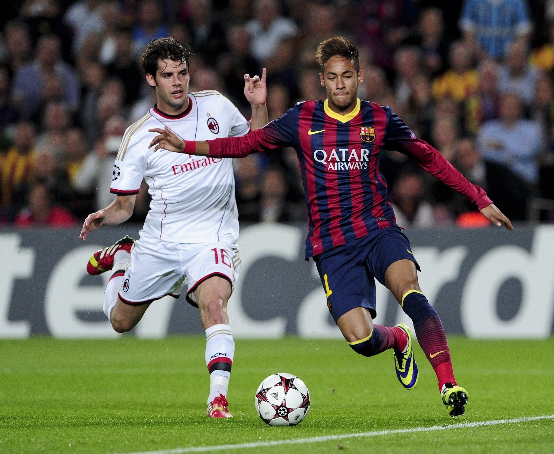 06.nov.2013 - Marcado, Neymar corre com a bola durante jogo entre Barcelona e Milan pela Liga do Campeões da Europa - AFP PHOTO / JOSEP LAGO
