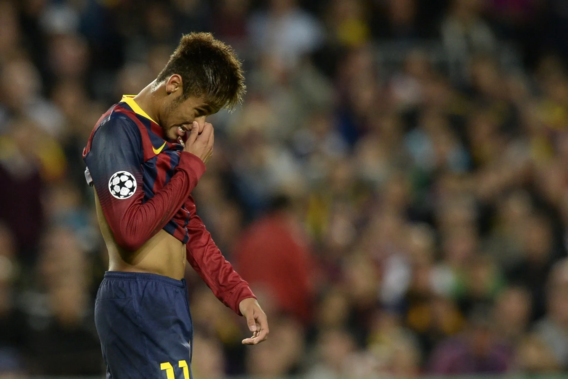 06.nov.2013 - Neymar lamenta gol perdido durante jogo entre Milan e Barcelona pela Liga dos Campeões - AFP PHOTO/ LLUIS GENE