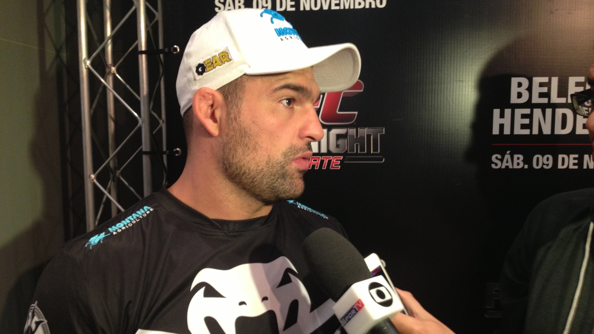 6.nov.2013 - O lutador de MMA Maurício Shogun fala com jornalistas após encontro com fãs durante evento em Brasília de promoção do UFC Goiânia 