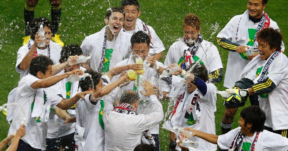 04.jun.2013 - Jogadores do Japão comemoram classificação para a Copa do Mundo-2014 após empate por 1 a 1 com a Austrália em Saitama