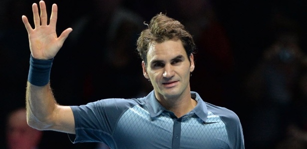 07.nov.2013 - Roger Federer acena para a torcida em Londres após bater Richard Gasquet - AFP PHOTO / BEN STANSALL 