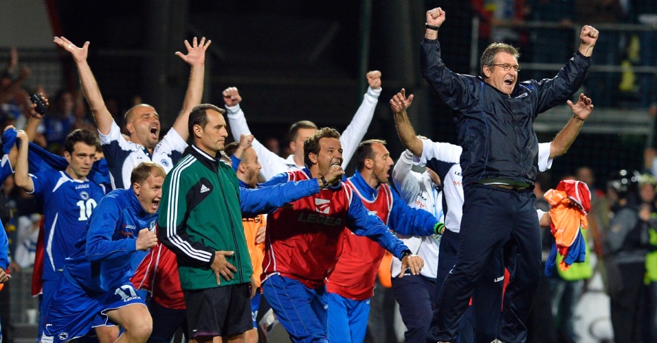 10.set.2013 - Jogadores e membros da comissão técnica da Bósnia comemoram a vitória por 2 a 1 sobre a Eslováquia pelas eliminatórias da Copa do Mundo-2014