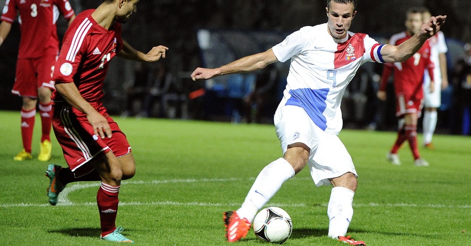 10.set.2013 - Robin van Persie (d), da Holanda, protege a bola e evita a marcação de Marc Garcia, de Andorra, em partida pelas eliminatórias da Copa do Mundo-2014