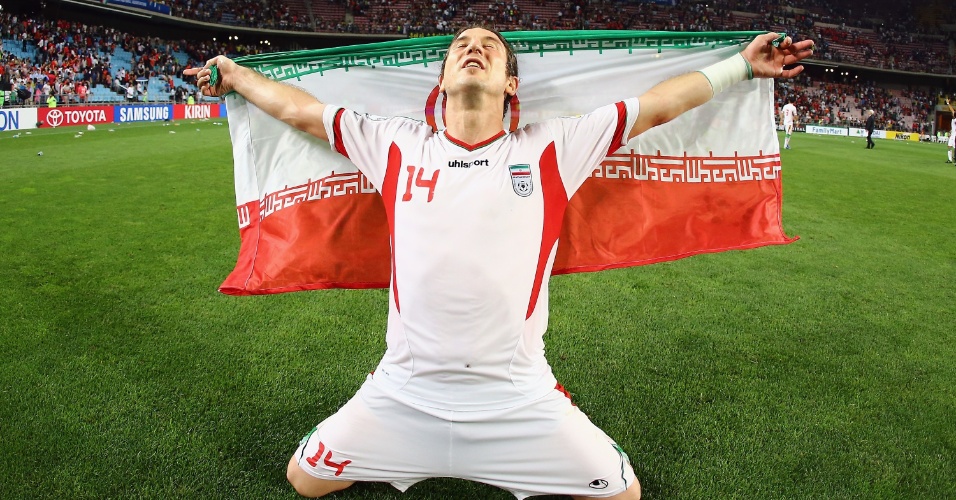 18.jun.2013 - Andranik Teymourian comemora a classificação do Irã para a Copa do Mundo-2014 após a vitória por 1 a 0 sobre a Coreia do Sul