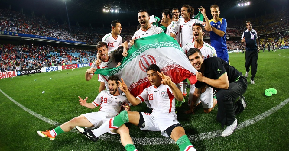 18.jun.2013 - Jogadores do Irã comemoram a classificação para a Copa do Mundo-2014 com a vitória por 1 a 0 sobre a Coreia do Sul