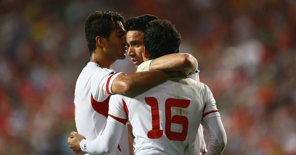 18.jun.2013 - Jogadores do Irã comemoram gol da vitória por 1 a 0 sobre a Coreia do Sul, que classificou a seleção para a Copa do Mundo-2014