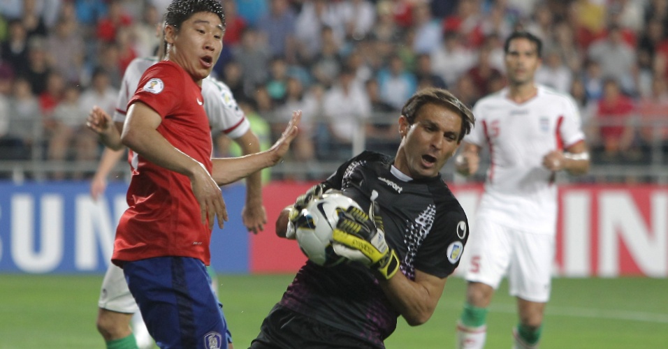 18.jun.2013 - Rahman Ahmadi, goleiro do Irã, faz uma defesa durante a partida contra a Coreia do Sul pelas eliminatórias da Copa do Mundo-2014