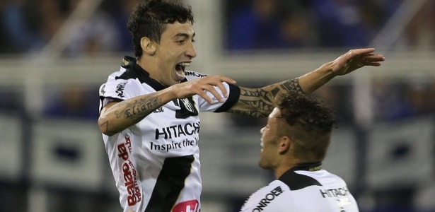 Rildo e Baraka comemoram gol da Ponte Preta contra o Vélez, pela Copa Sul-Americana - EFE/Daniel Jayo