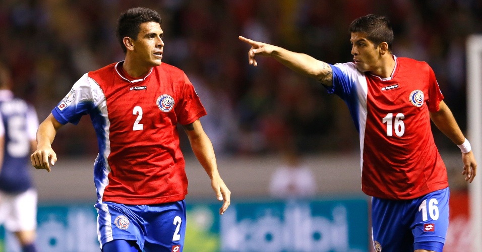 06.set.2013 - Johnny Acosta (e) comemora após marcar um dos gols da Costa Rica na vitória por 3 a 1 sobre os EUA pelas eliminatórias da Copa-2014