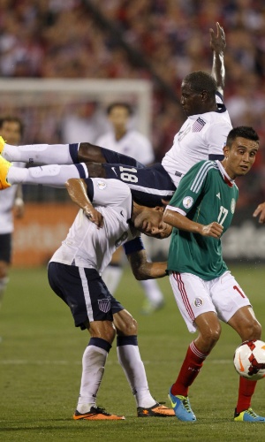 10.set.2013 - Eddie Johnson (no alto) leva a pior ao trombar com Clint Dempsey durante a vitória por 2 a 0 sobre o México pelas eliminatórias da Copa do Mundo-2014