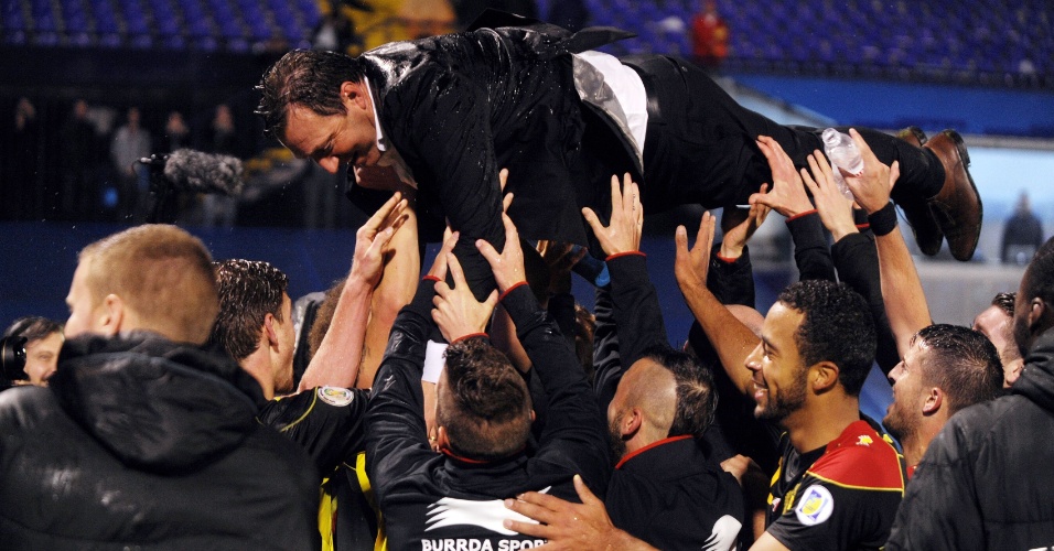11.out.2013 - Jogadores da Bélgica carregam o técnico Marc Wilmots após a classificação da equipe para a Copa do Mundo-2014 com a vitória por 2 a 1 sobre a Croácia