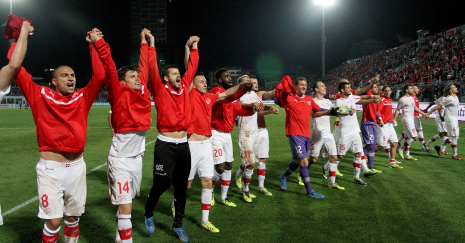 11.out.2013 - Jogadores da Suíça agradecem aos torcedores pelo apoio durante a vitória por 2 a 1 sobre a Albânia, que classificou a equipe para a Copa do Mundo-2014