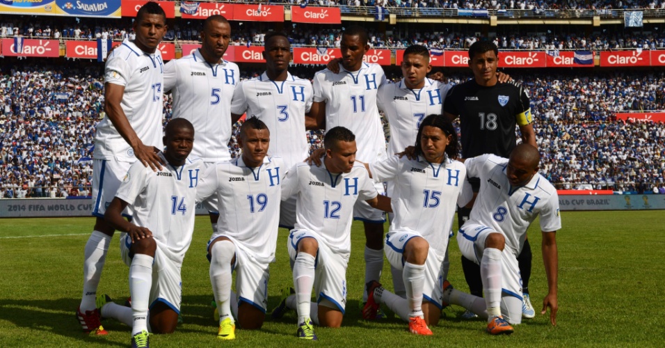 11.out.2013 - Jogadores de Honduras posam para tradicional foto antes da partida contra a Costa Rica pelas eliminatórias da Copa-2014