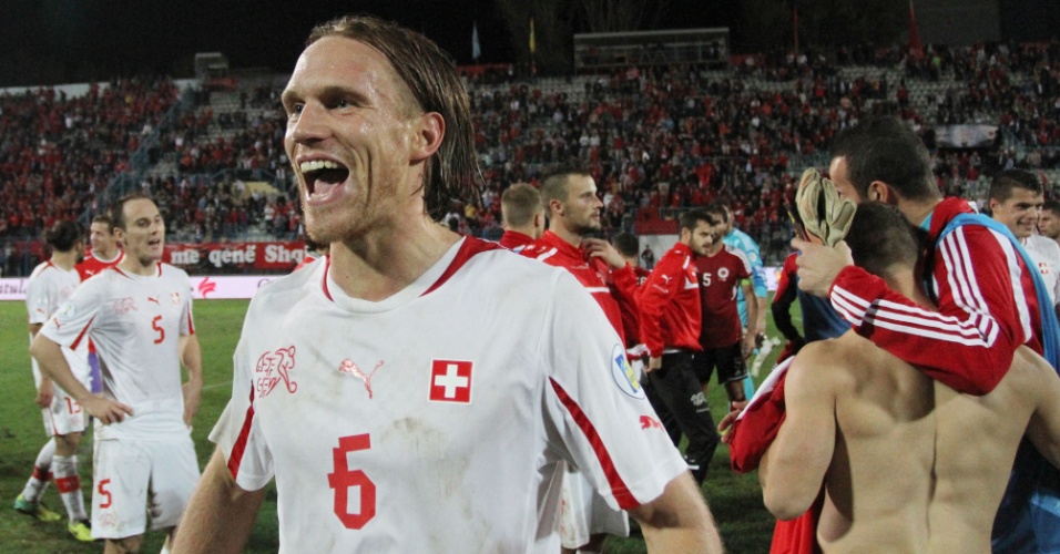 11.out.2013 - Michael Lang comemora a classificação da Suíça para a Copa do Mundo-2014 após a vitória por 2 a 1 sobre a Albânia