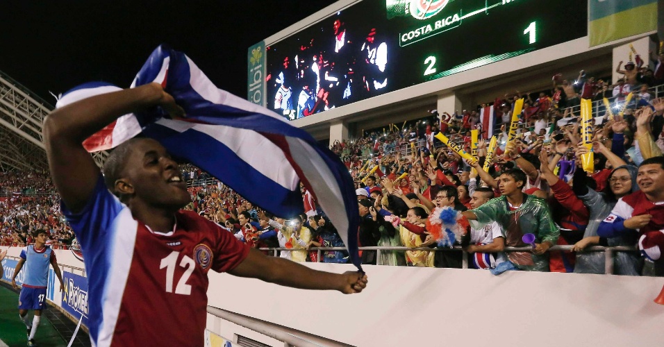 15.out.2013 - Joel Campbell comemora após a Costa Rica vencer o México por 2 a 1 pelas eliminatórias da Copa do Mundo-2014