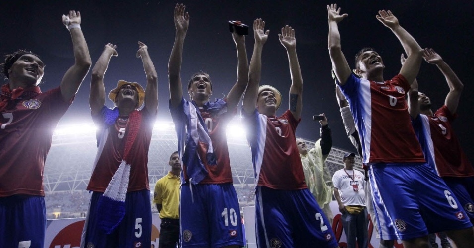 15.out.2013 - Jogadores da Costa Rica comemoram após a vitória por 2 a 1 sobre o México; seleção havia se classificado de forma antecipada para a Copa do Mundo-2014
