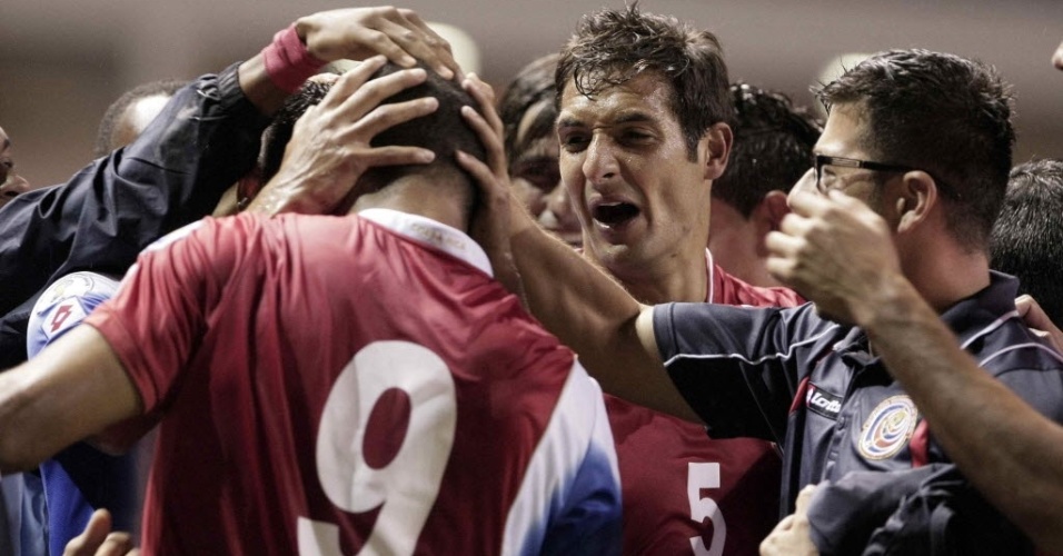 15.out.2013 - Jogadores da Costa Rica comemoram um dos gols da vitória por 2 a 1 sobre o México pelas eliminatórias da Copa do Mundo-2014