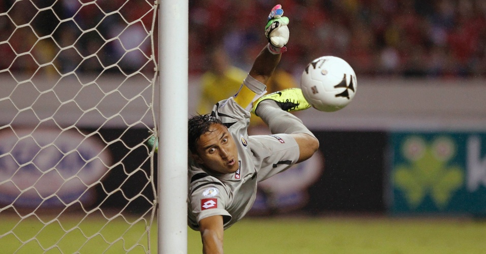 15.out.2013 -Keylor Navas salta para fazer uma defesa complicada na partida contra o México pelas eliminatórias da Copa do Mundo-2014; a Costa Rica venceu por 2 a 1