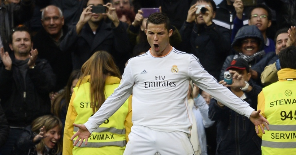 09.nov.2013 - Cristiano Ronaldo levou a torcida do Real Madrid ao delírio no jogo contra o Real Sociedad