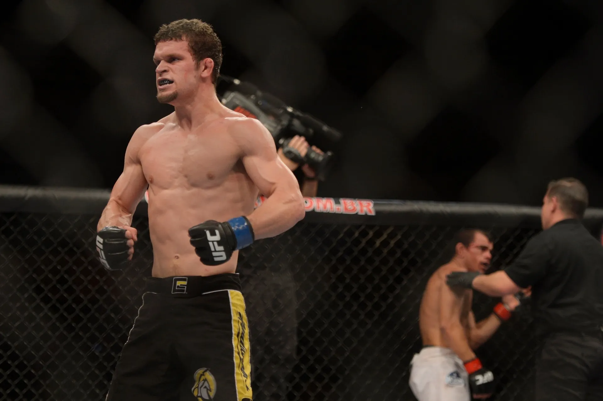 09.nov.2013 - Dustin Ortiz comemora a vitória por nocaute técnico sobre o brasileiro José Maria "Sem Chance" no UFC Goiânia - Alexandre Loureiro/Inovafoto