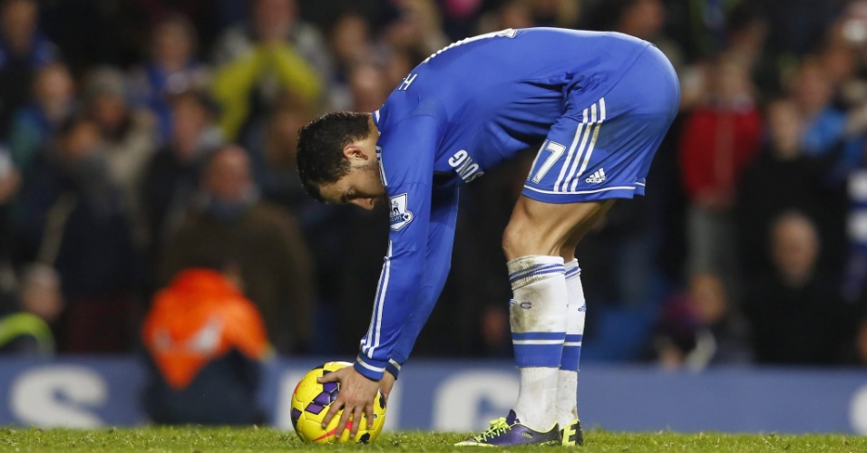 09.nov.2013 - Eden Hazard, do Chelsea, se prepara para a cobrança do pênalti contra o West Bromwich Albion