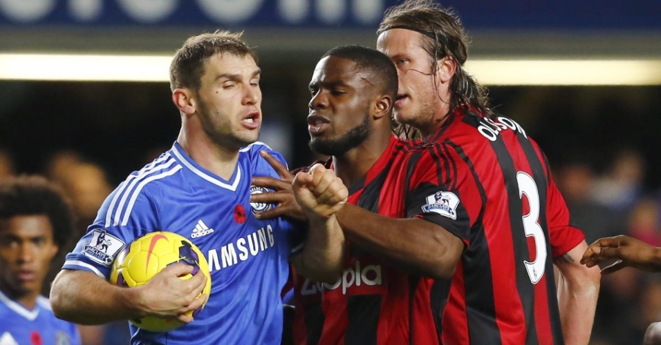 09.nov.2013 - Jogadores do Chelsea e do West Browmwich Albion se desentendem em campo após lance polêmico