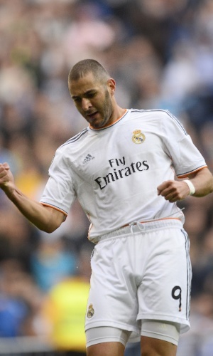09.nov.2013 - O francês Karim Benzema marca pelo Real Madrid, pelo Campeonato Espanhol