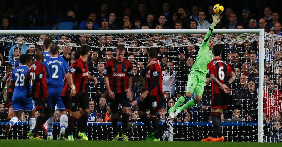 09.nov.2013 - O goleiro Boaz Myhill, do West Bromwich Albion, se estica para defender o chute de Oscar, do Chelsea