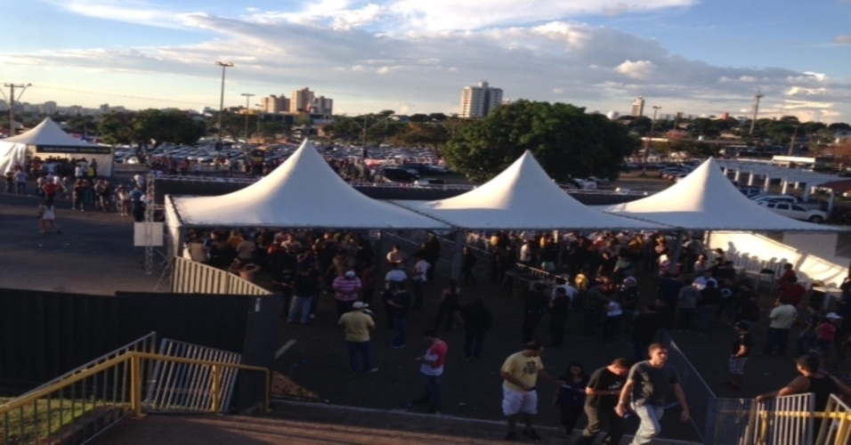 09.nov.2013 - Público começa a chegar à Arena para o UFC Goiânia, que terá como luta principal Vitor Belfort x Dan Henderson - José Ricardo Leite/UOL