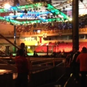 09.nov.2013 - Público começa a chegar à Arena para o UFC Goiânia, que terá como luta principal Vitor Belfort x Dan Henderson - José Ricardo Leite/UOL