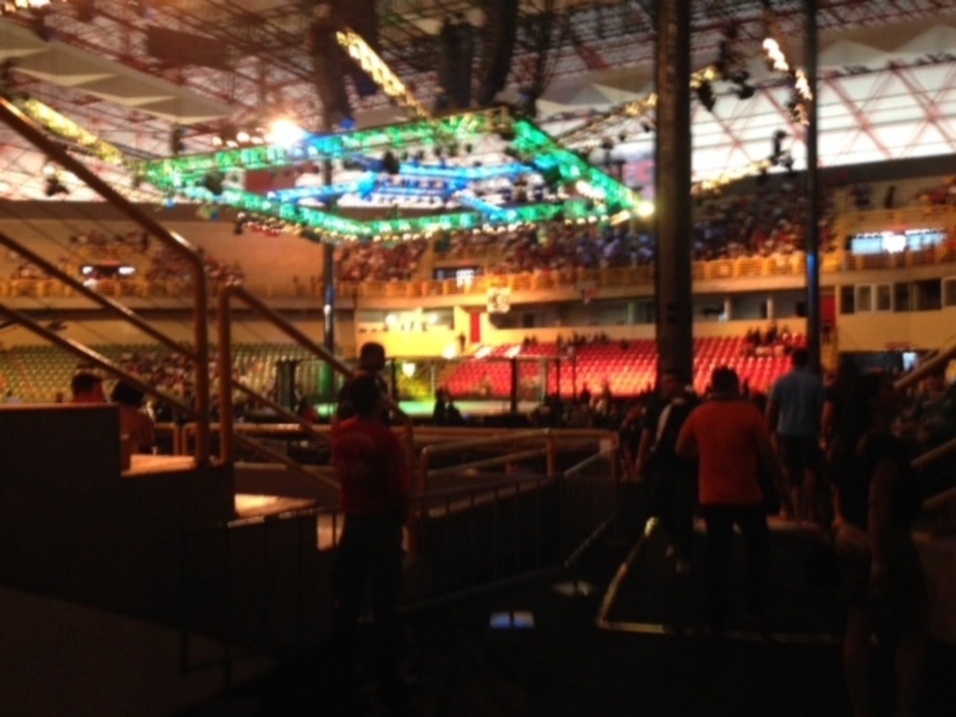 09.nov.2013 - Público começa a chegar à Arena para o UFC Goiânia, que terá como luta principal Vitor Belfort x Dan Henderson - José Ricardo Leite/UOL