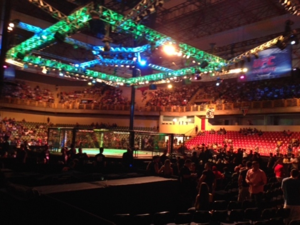 09.nov.2013 - Público começa a tomar seus lugares na Arena para o UFC Goiânia, que terá como luta principal Vitor Belfort x Dan Henderson - José Ricardo Leite/UOL
