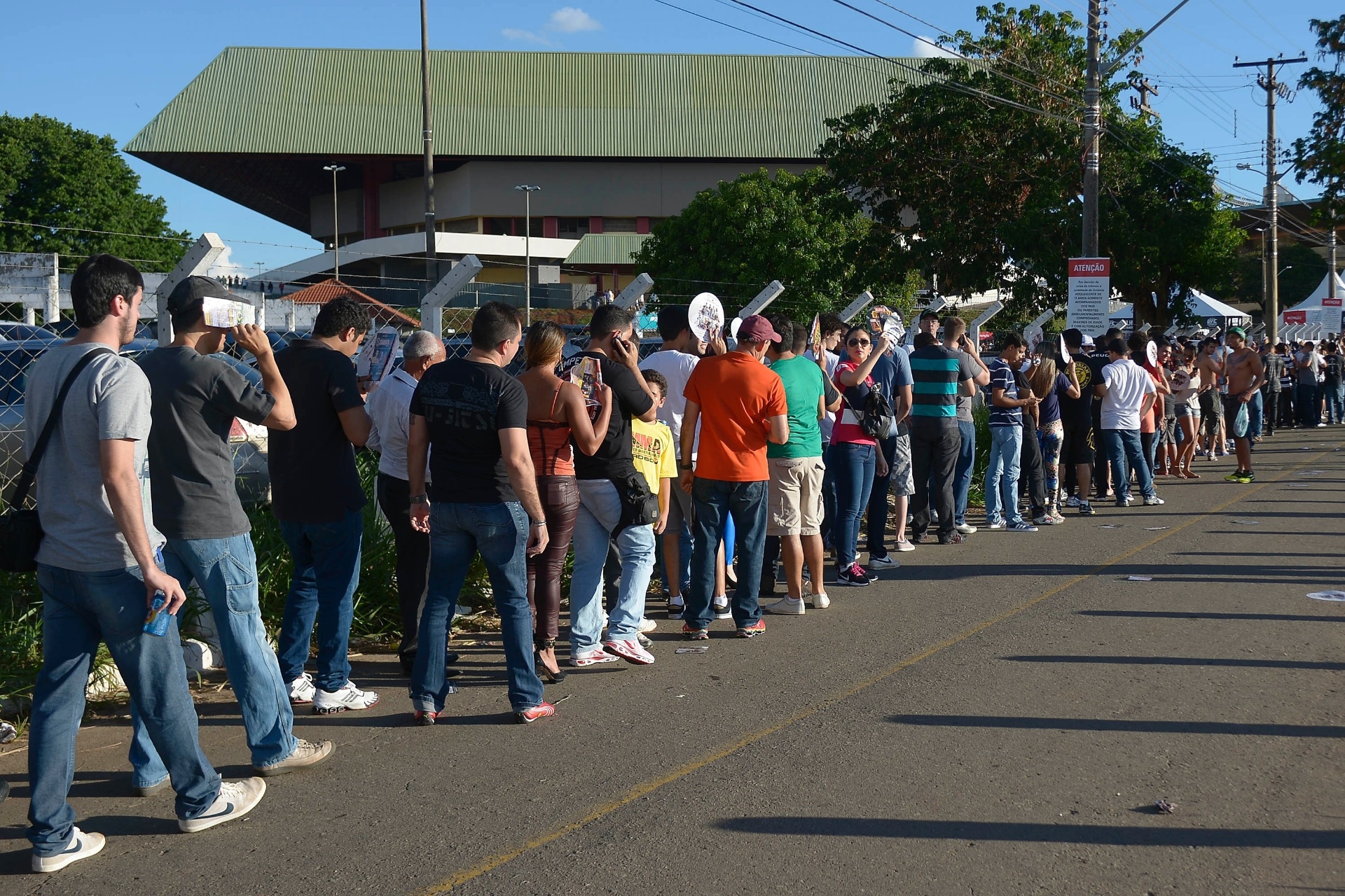09.nov.2013 - Público forma longas filas do lado de fora da Goiânia Arena para o evento com Vitor Belfort na luta principal - Alexandre Loureiro/Inovafoto