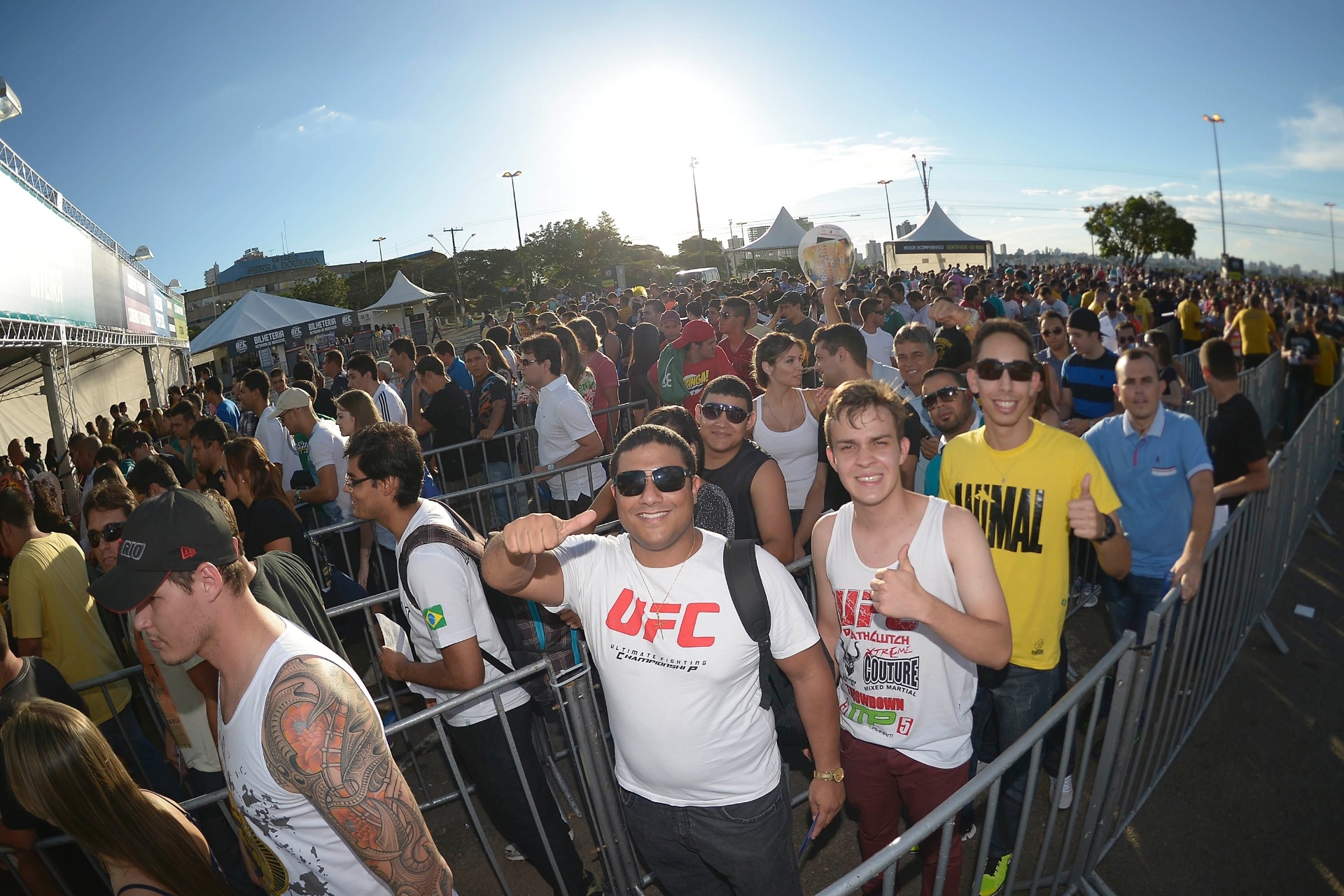 09.nov.2013 - Público forma longas filas do lado de fora da Goiânia Arena para o evento com Vitor Belfort na luta principal - Alexandre Loureiro/Inovafoto